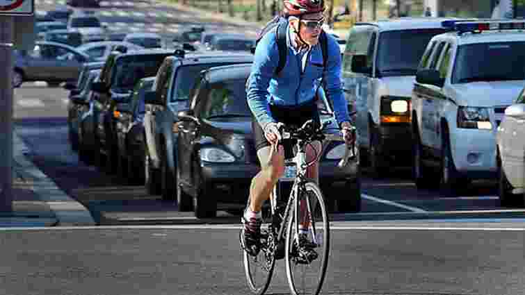 Кабмін дозволив велосипедистам їздити смугами громадського транспорту