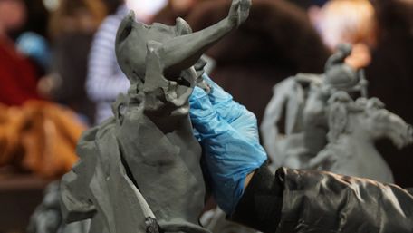 У музеї Пінзеля презентували копії скульптур для відвідувачів із порушеннями зору