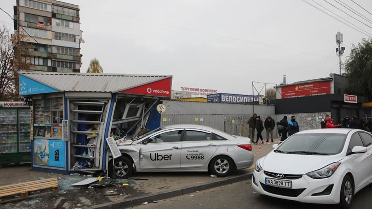 У Києві автомобіль влетів у зупинку громадського транспорту, двоє загиблих