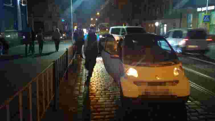 Внаслідок зіткнення двох автомобілів у Львові постраждала пішохідка