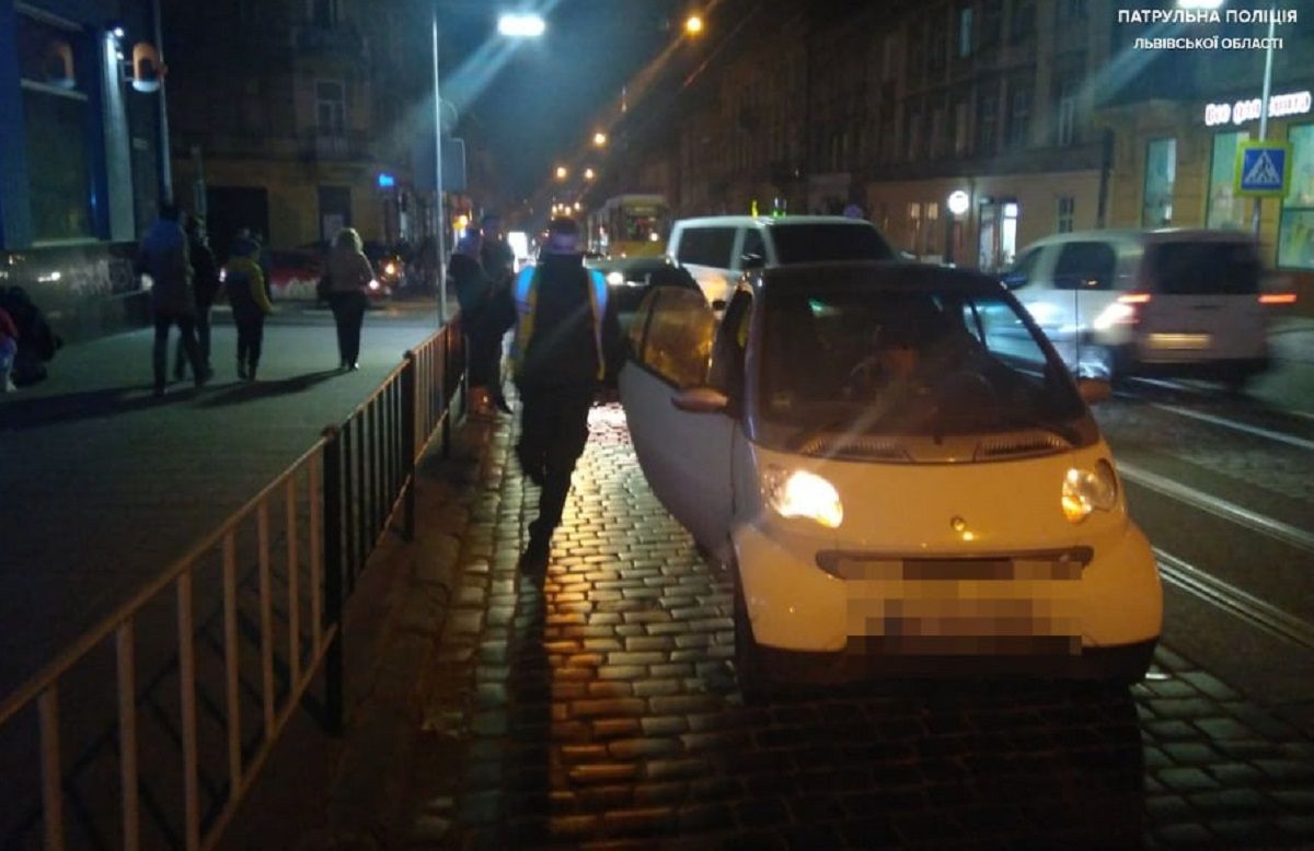 Внаслідок зіткнення двох автомобілів у Львові постраждала пішохідка