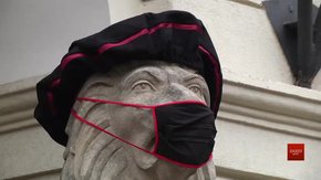Левів біля львівської Ратуші одягнули у мантії