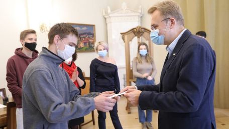 Шестеро сиріт та позбавлених піклування дітей отримали ордери на квартири у Львові