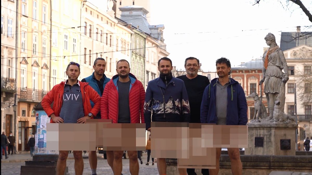 Львівські ресторатори записали відеозвернення до уряду без штанів