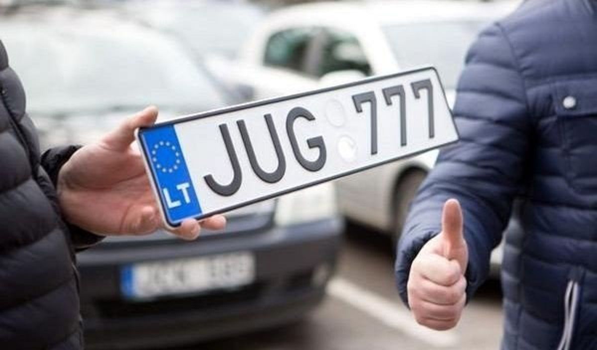 Зеленський відповів на петицію щодо розмитнення «євроблях»
