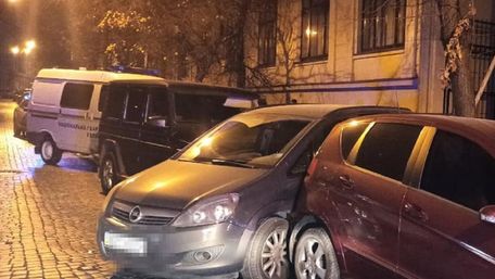 У центрі Львова п’яний водій позашляховика розбив три автомобілі