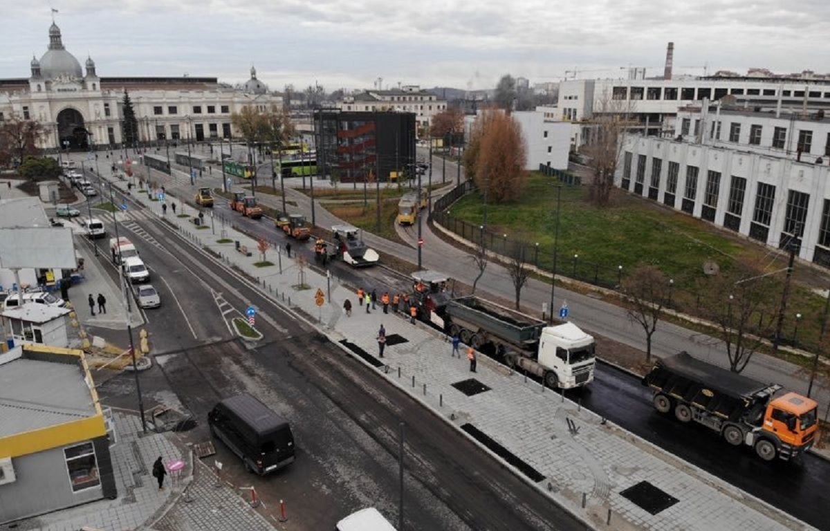 Вулицю до львівського вокзалу відкрили для проїзду транспорту