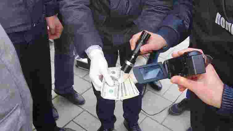 Працівника львівського суду затримали під час отримання 3000 доларів хабара