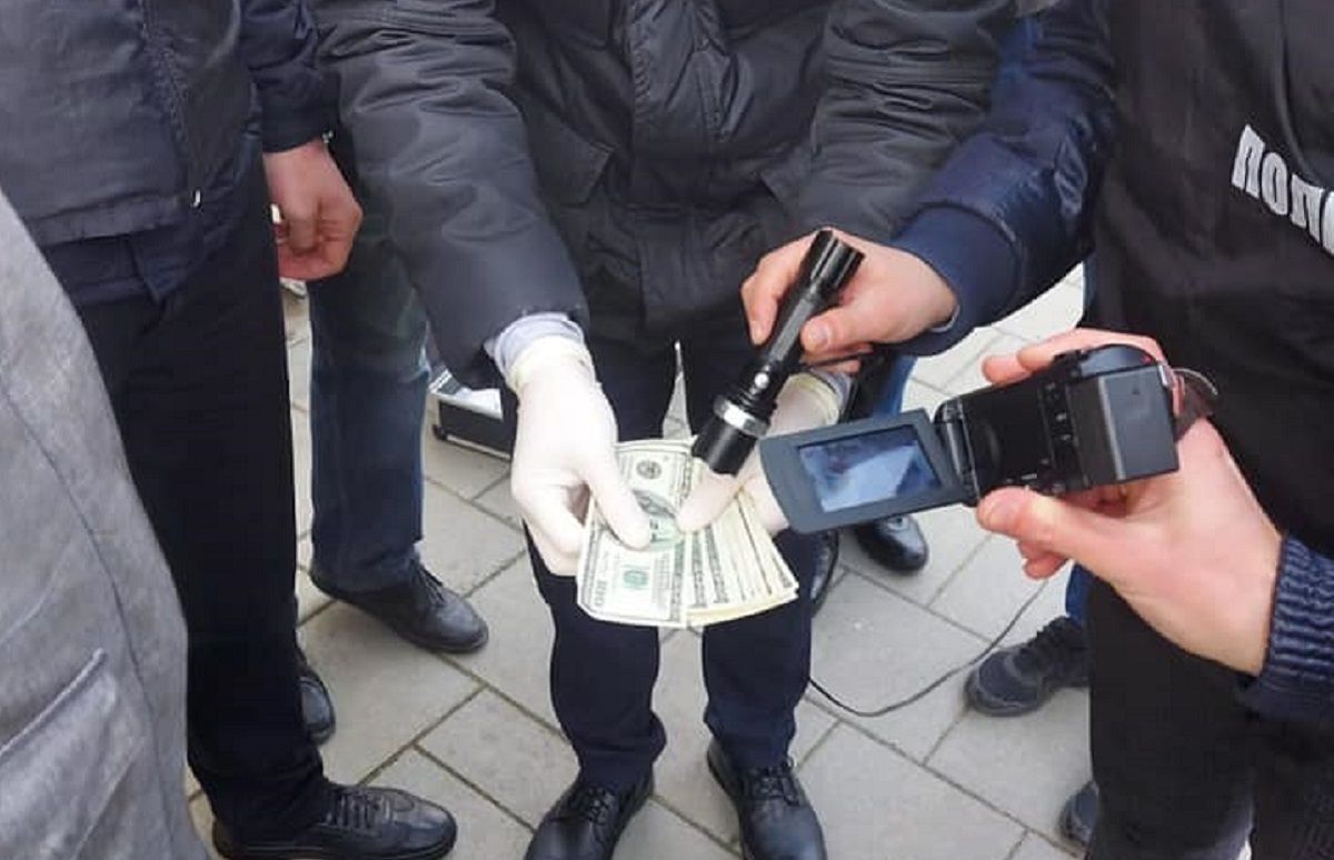 Працівника львівського суду затримали під час отримання 3000 доларів хабара