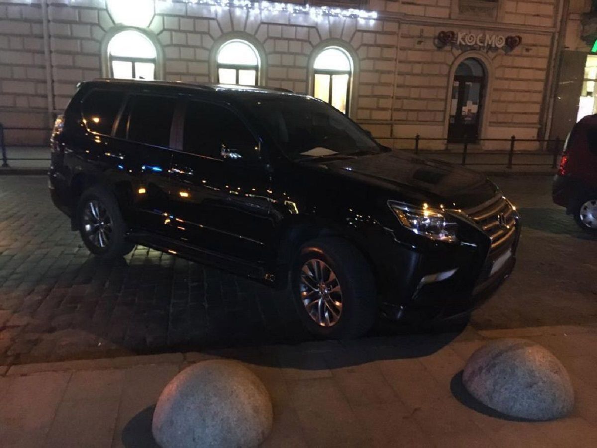 Нетверезий водій Lexus намагався відкупитись від поліції у Львові
