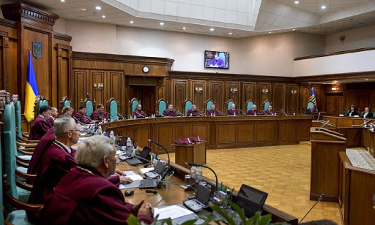 КСУ перевірить конституційність карантину вихідного дня