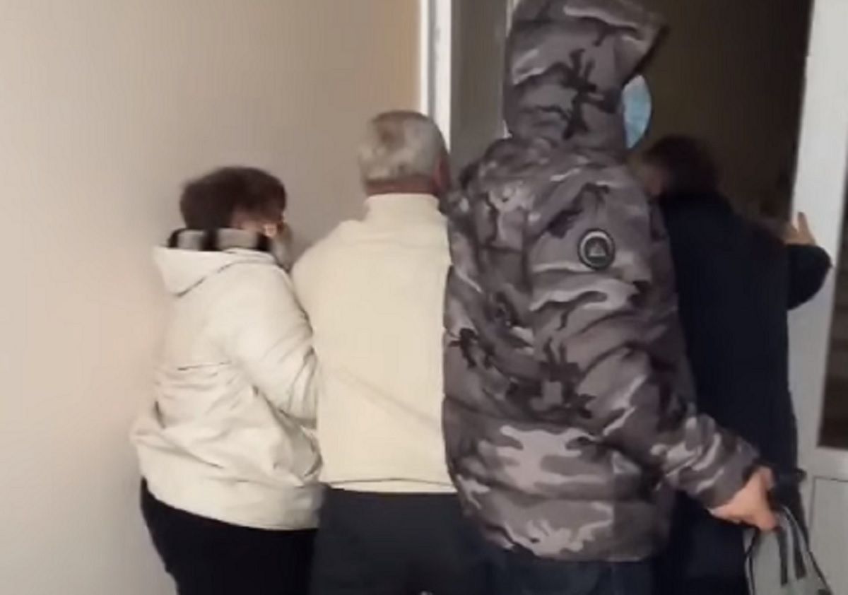 Мер Дублян виштовхав активістів із закритої сесії міської ради
