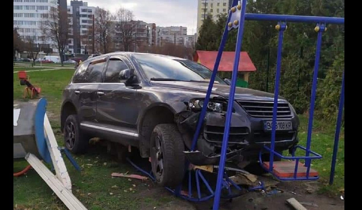Львівський поліцейський на  VW Touareg врізався у дитмайданчик