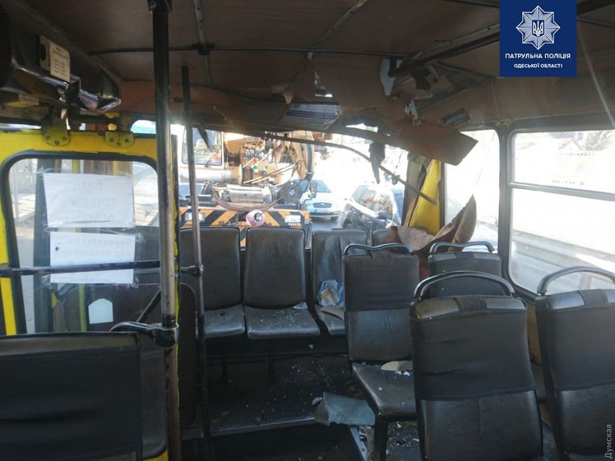 В Одесі автокран протаранив маршрутку, двоє людей потрапили до лікарні