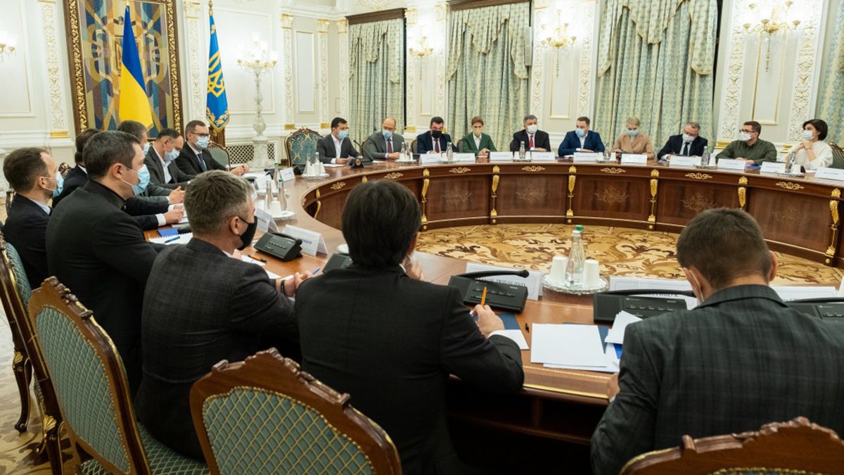 Офіс президента озвучив план виходу з конституційної кризи