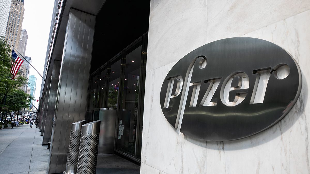 ЗМІ повідомили про початок доставки вакцини Pfizer до ЄС та США