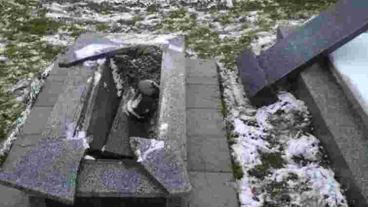 На Жовківщині вандали понищили понад десяток могил на сільському цвинтарі