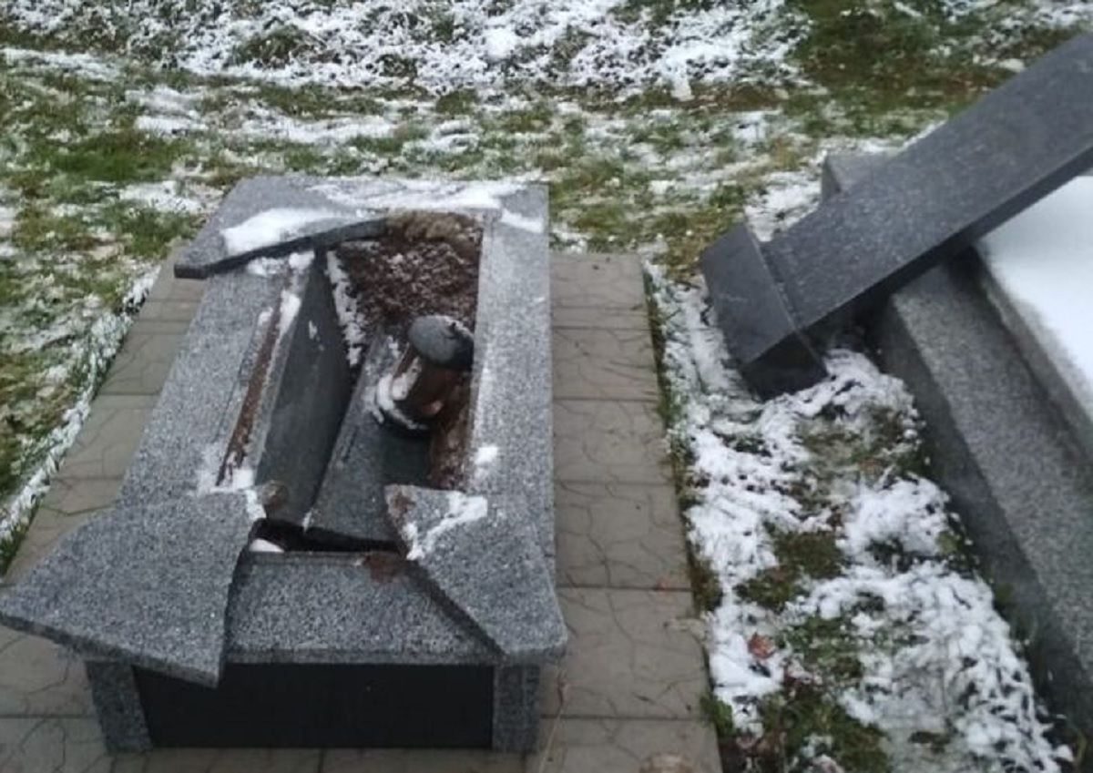 На Жовківщині вандали понищили понад десяток могил на сільському цвинтарі