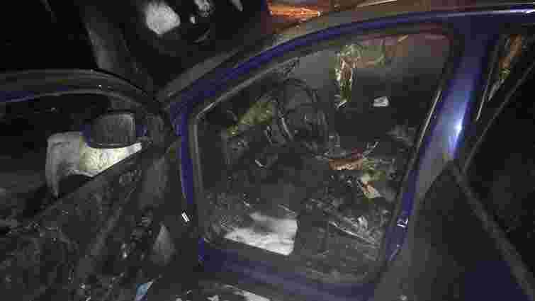 Уночі у Львові згорів припаркований автомобіль