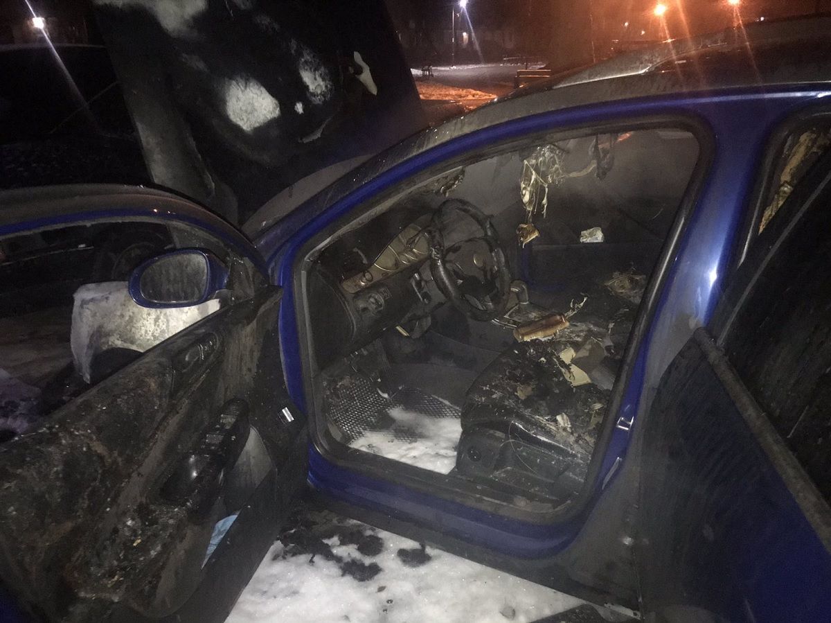 Уночі у Львові згорів припаркований автомобіль