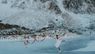 Дівчина на ковзанах танцює на льоду найвищого озера у Карпатах. Фото дня