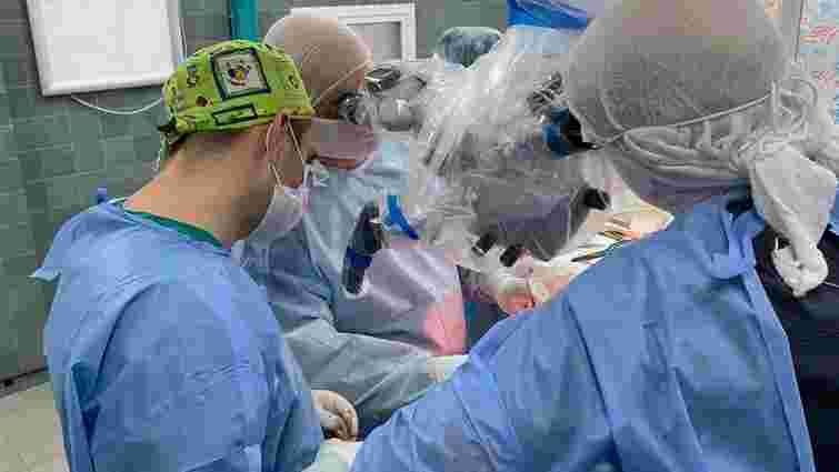 Львівські нейрохірурги провели операцію на мозку 10-річній дівчинці без крововтрати