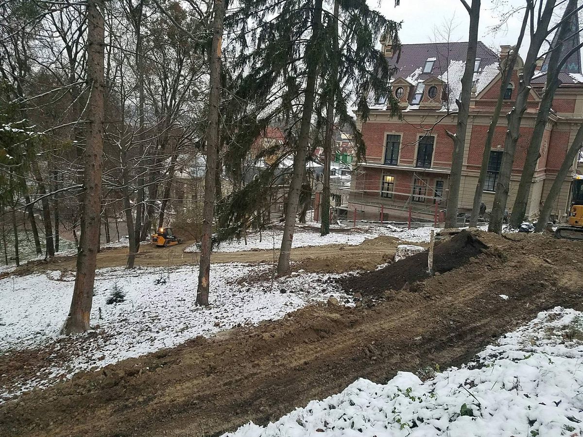 Через загрозу зсуву вілли у Стрийському парку терміново будують підпірну стінку

