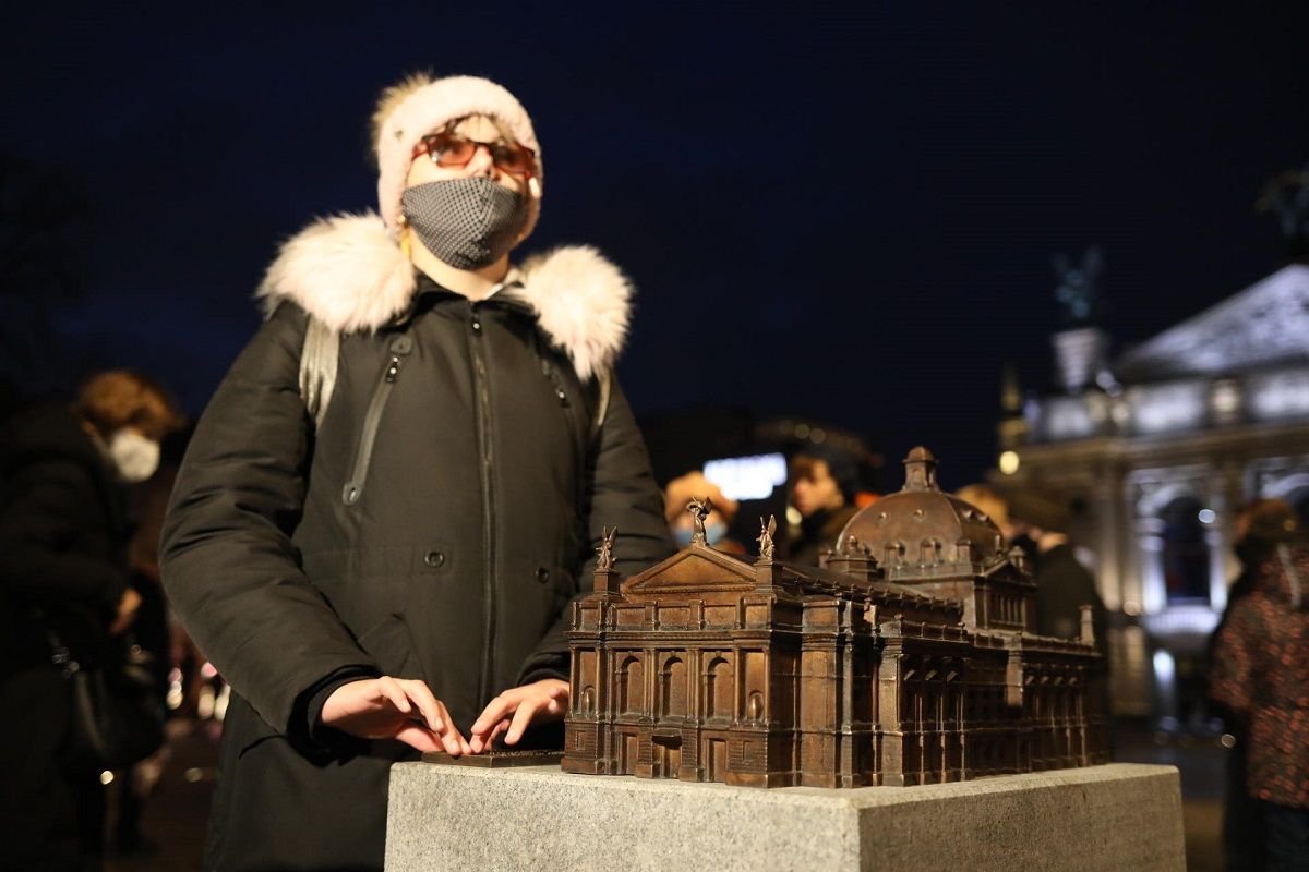 На площі перед Львівською оперою презентували мініатюрну копію театру