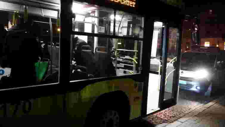 На тролейбусній зупинці у Львові помер 67-річний чоловік