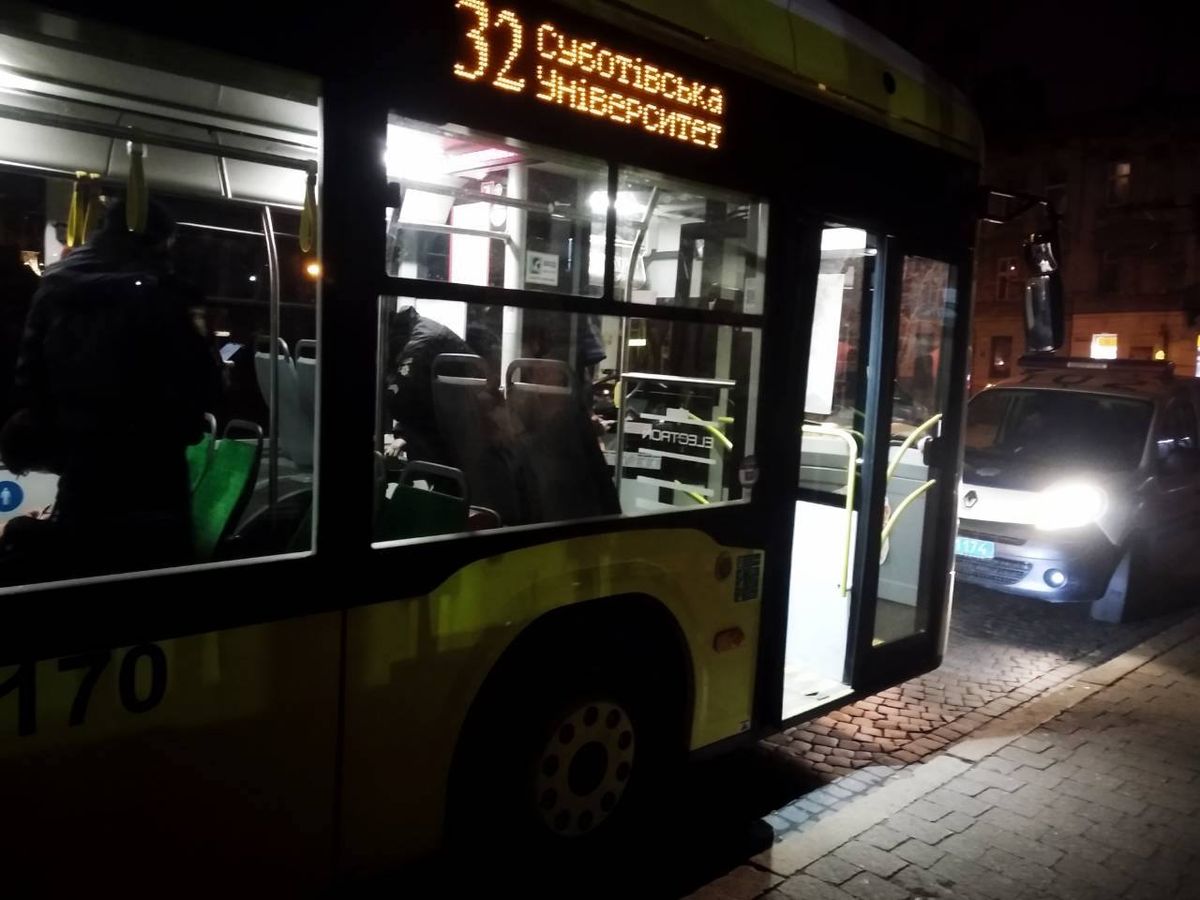 На тролейбусній зупинці у Львові помер 67-річний чоловік