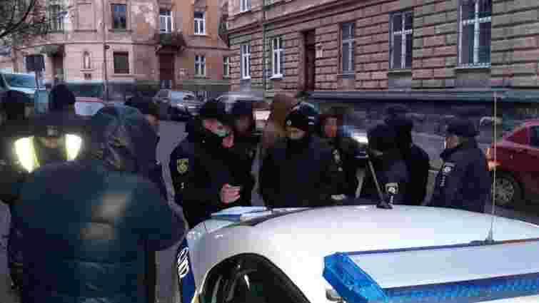 У центрі Львова два пасажири побили та пограбували таксиста