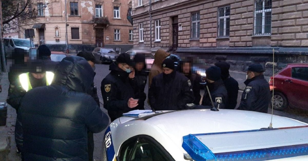 У центрі Львова два пасажири побили та пограбували таксиста