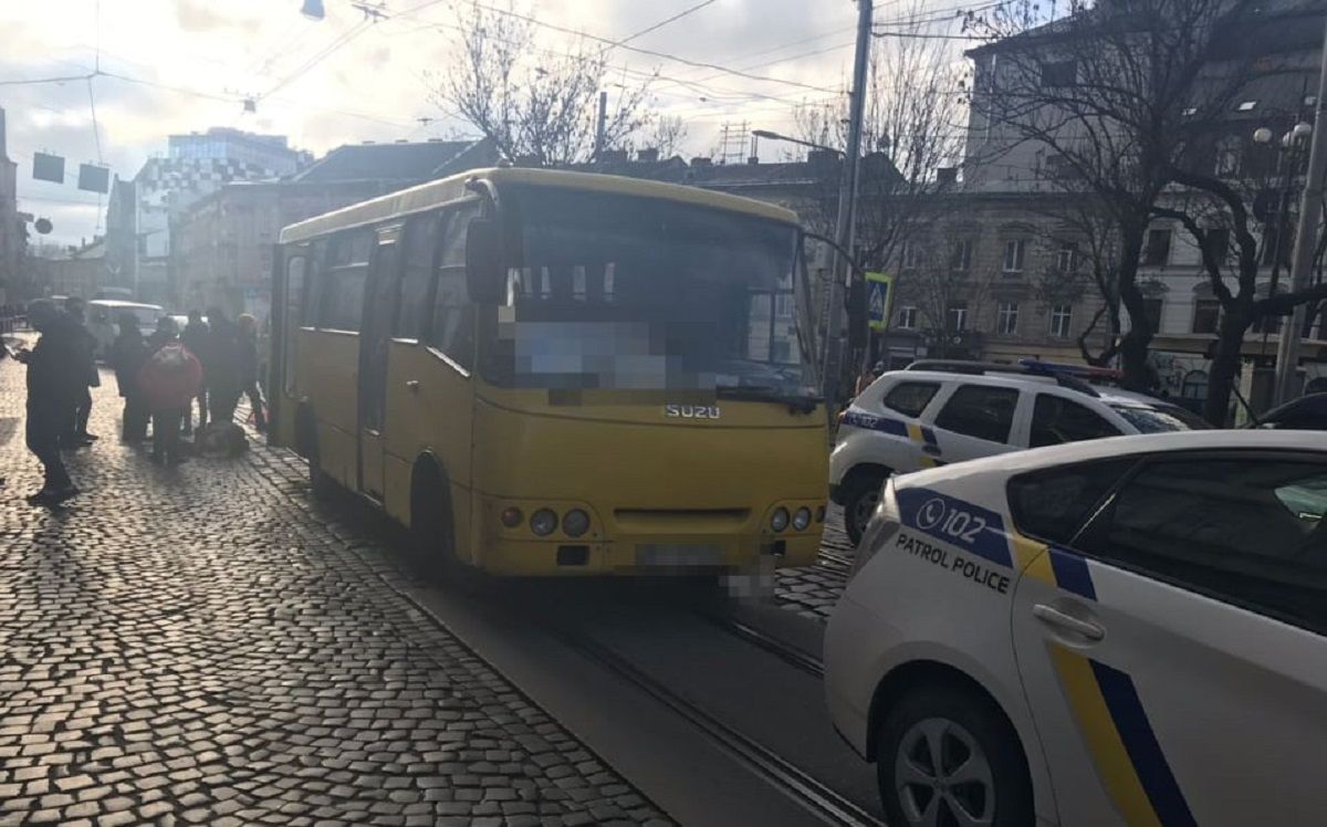 Маршрутка збила 78-річну жінку на «зебрі» у центрі Львова
