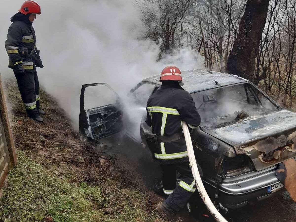 У селі на Львівщині під час руху загорівся автомобіль