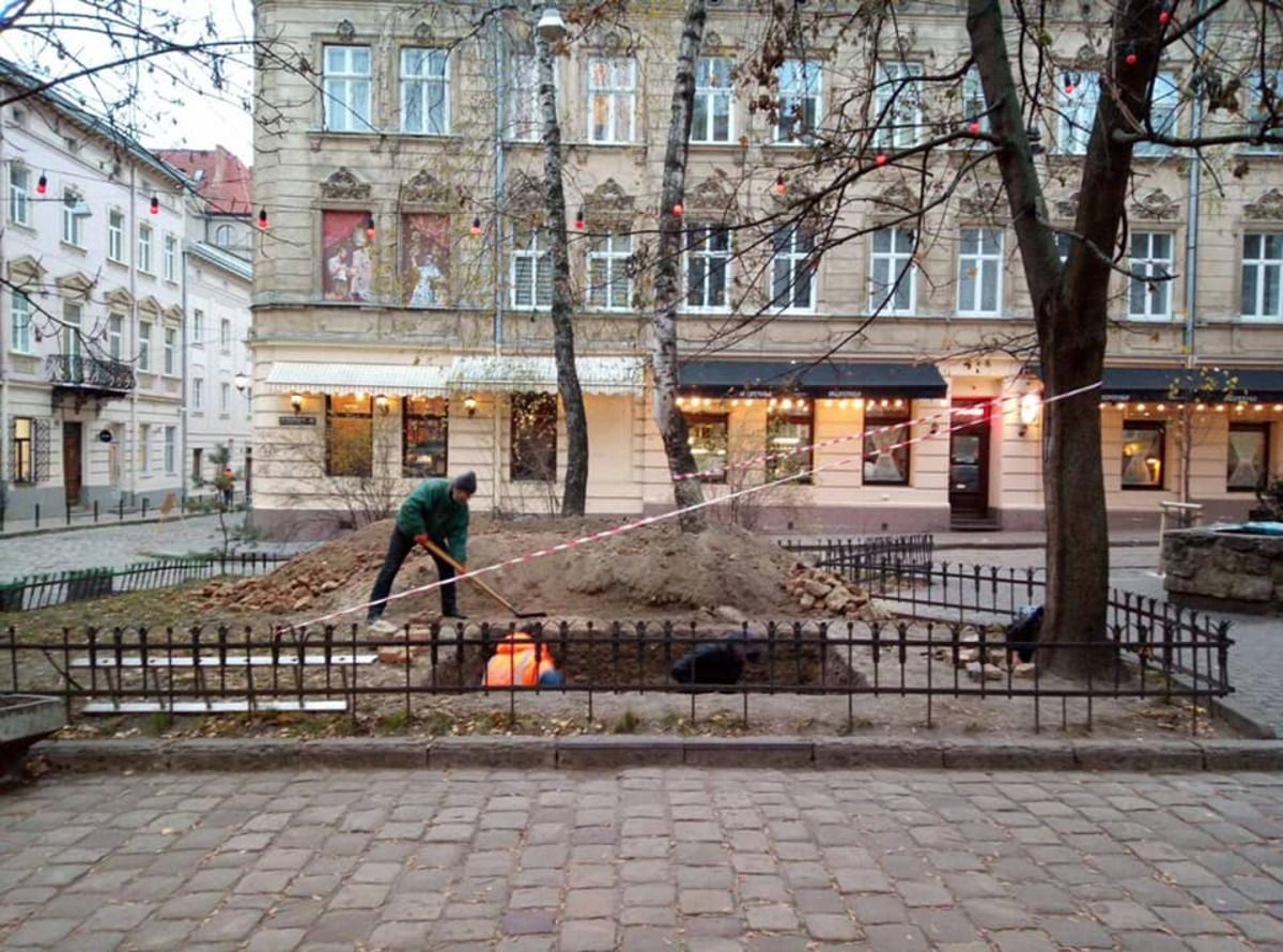 На площі Коліївщини у центрі Львова почали археологічні розкопки