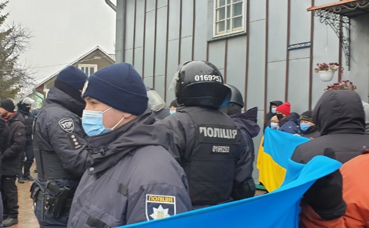 На Буковині віряни порозбивали вікна в церкві під час міжконфесійного конфлікту