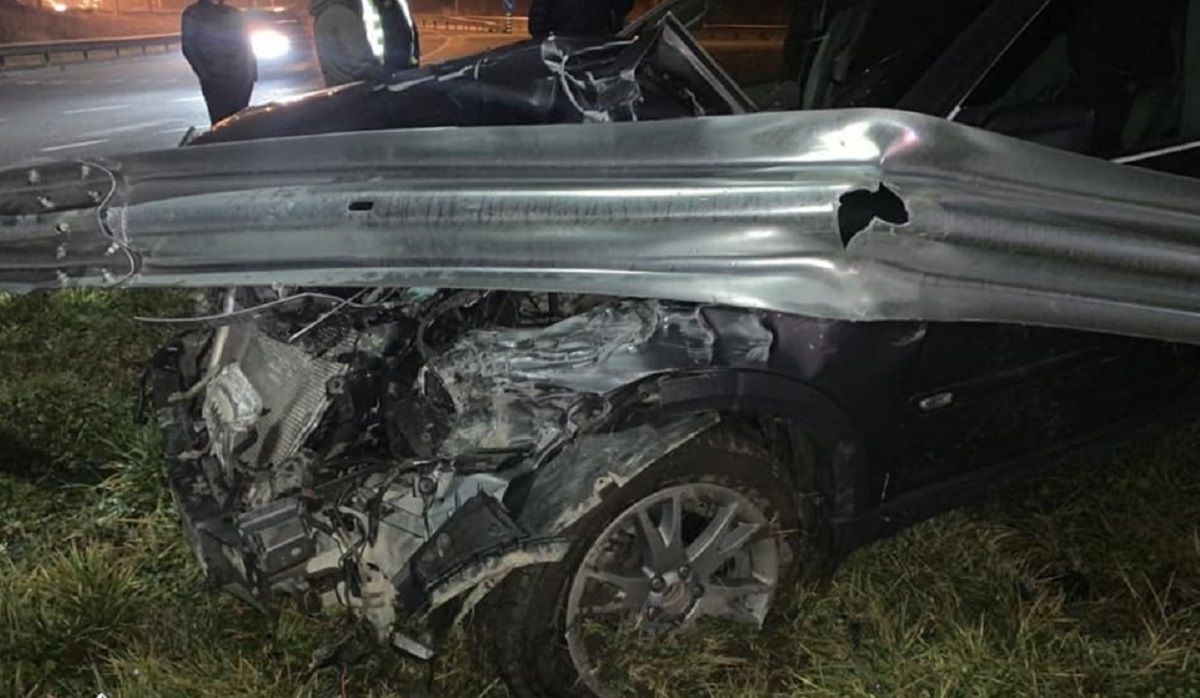 П’яний 44-річний львів’янин розтрощив свій автомобіль та зніс відбійник