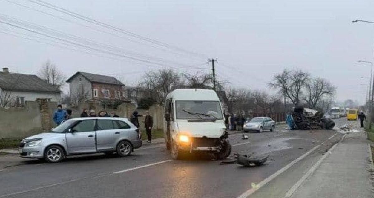 У ДТП з чотирма авто під Львовом перекинулась вантажівка