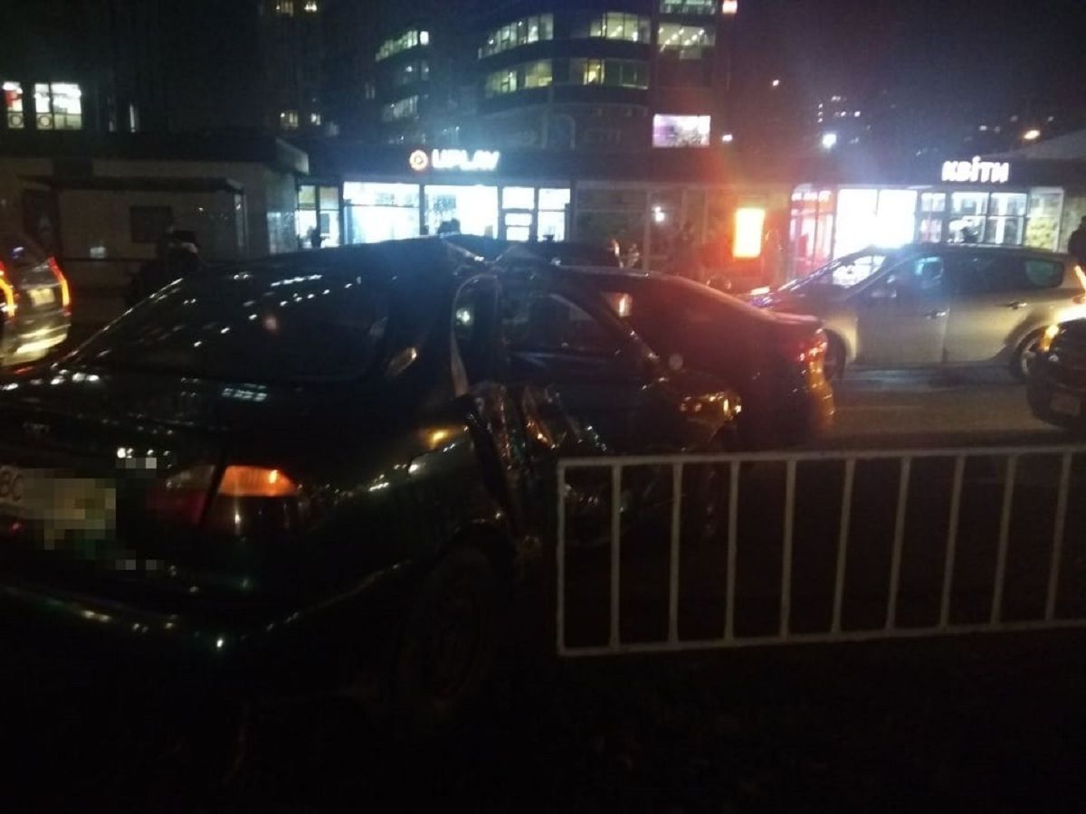 На просп. Чорновола Daewoo в'їхав у автобус та вилетів на газон
