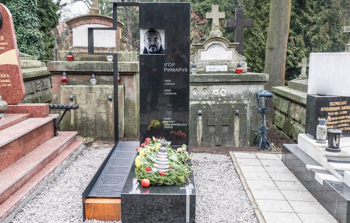 На Личаківському цвинтарі відкрили пам’ятник поетові Ігорю Римаруку