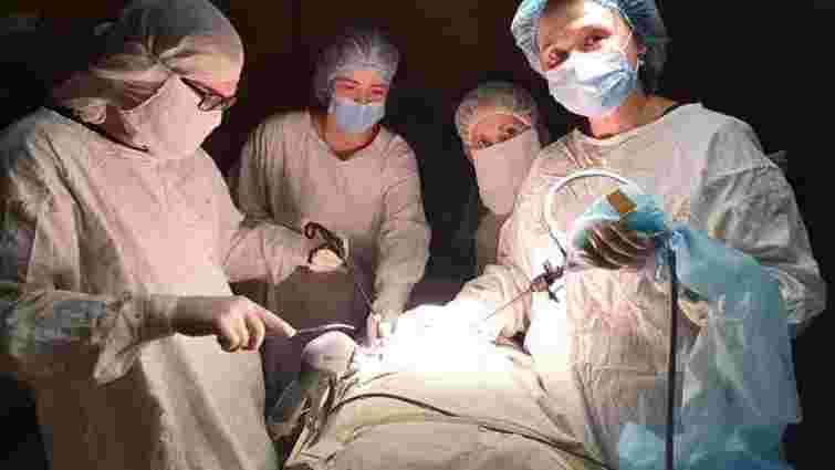 У 14-річної львів’янки хірурги видалили кистому завбільшки з баскетбольний м’яч