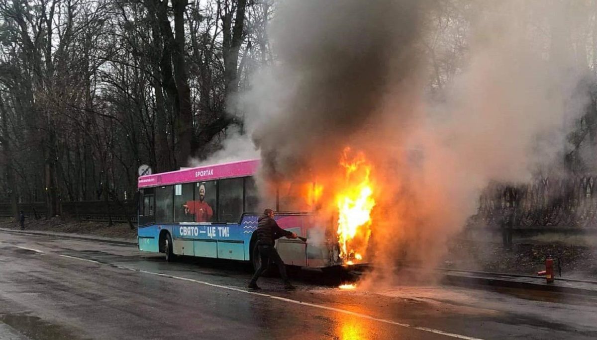 Біля Стрийського парку у Львові загорівся автобус №53