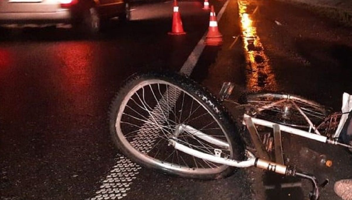Вантажівка збила на смерть велосипедиста біля Запитова
