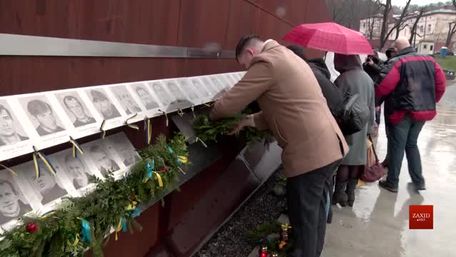 Родини Героїв прикрасили Меморіал пам'яті Небесної сотні у Львові до новорічно-різдвяних свят
