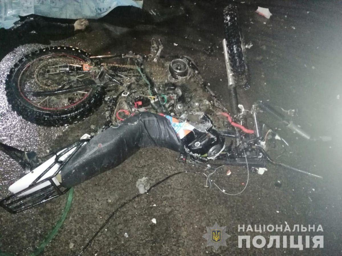 Двоє людей загинули на Закарпатті в нічному зіткненні мотоцикла з вантажівкою