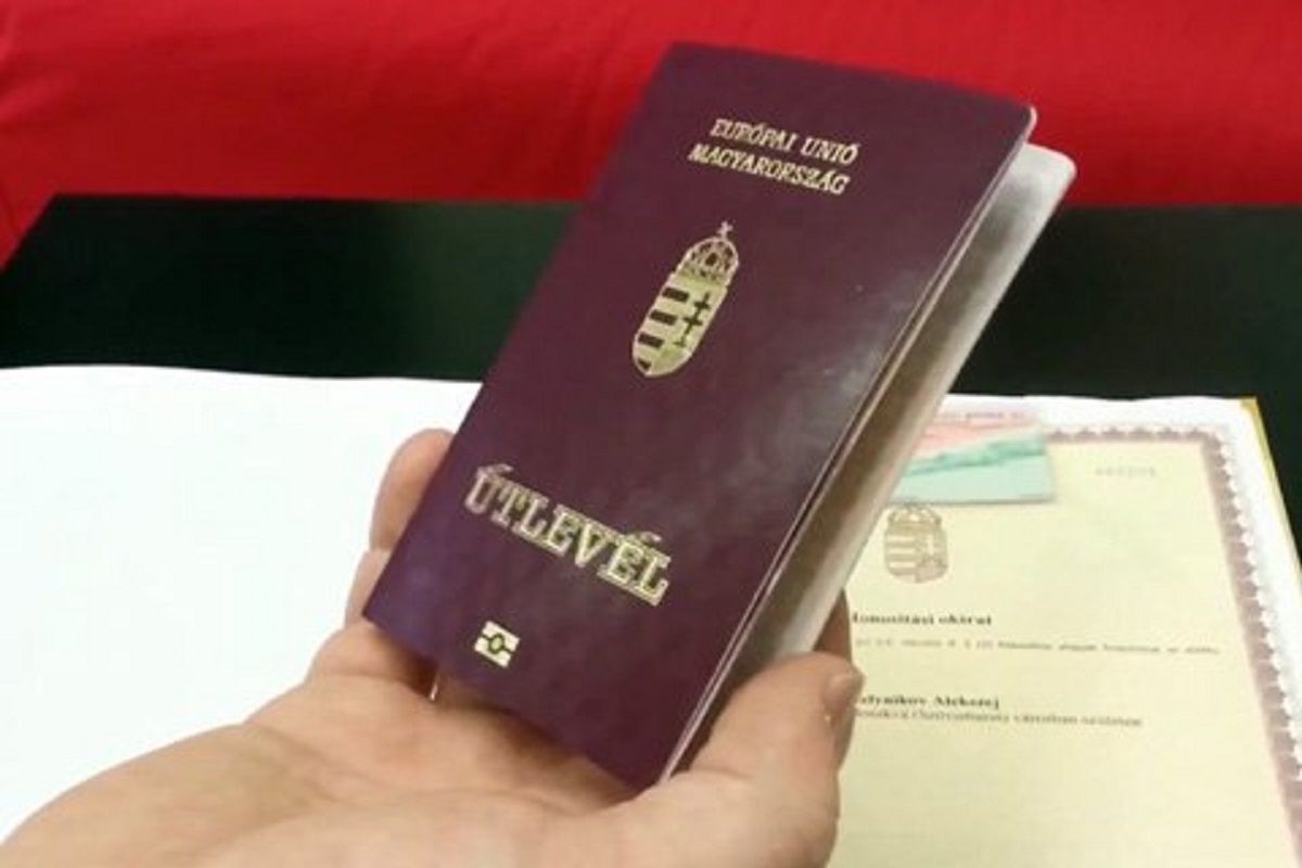 Угорщина готується до запровадження першого в світі Covid-паспорта