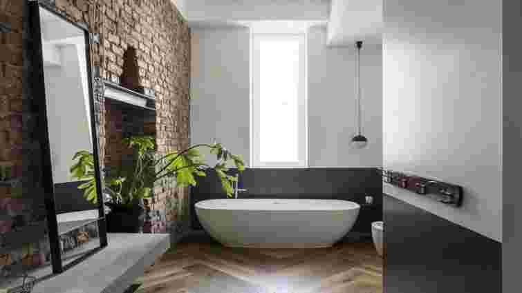 Яскраві акценти та темні кольори: тенденції плитки для ванних кімнат 2021 року