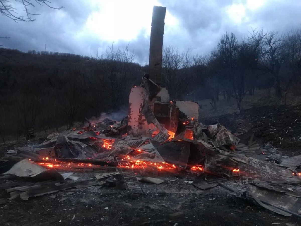 Через погану дорогу пожежники дві години добирались у гірське село на Львівщині