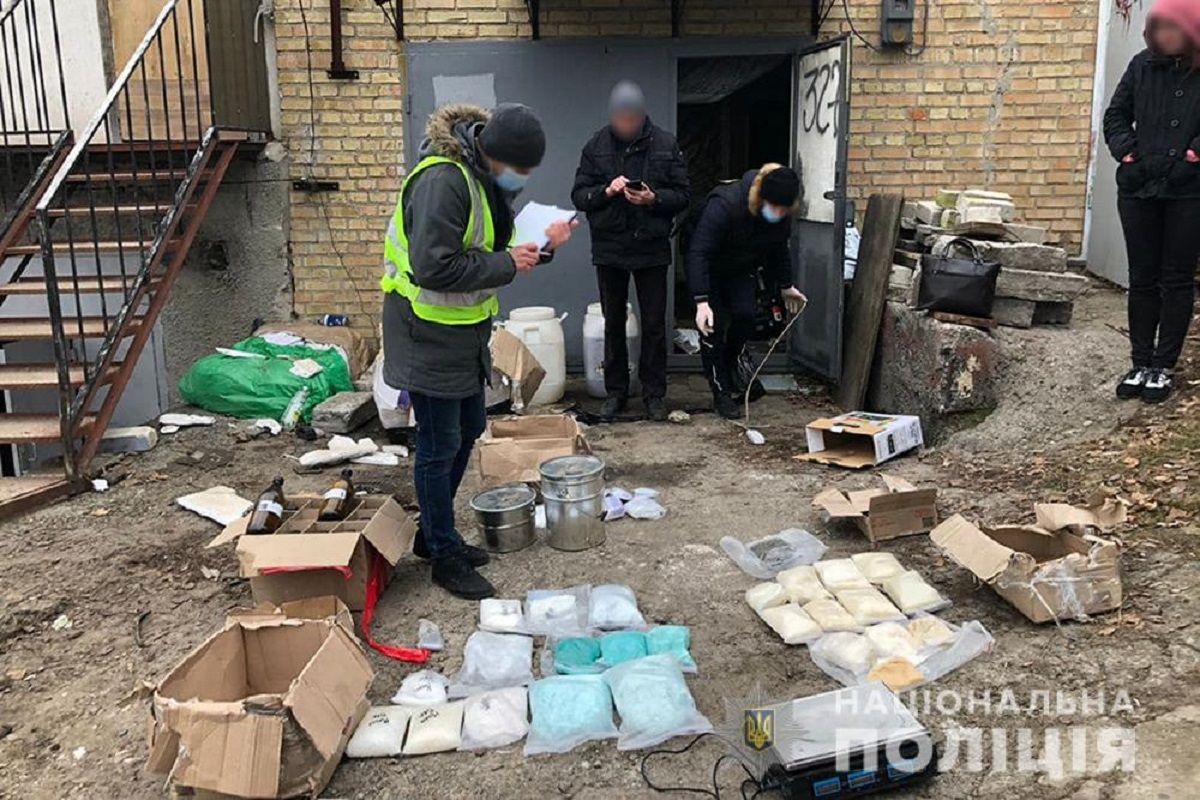 Поліцейські викрили 100 інтернет-магазинів із продажу наркотиків