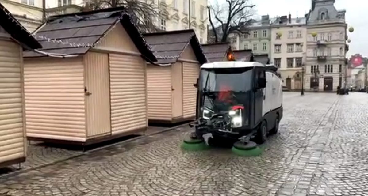 Львівські комунальники зібрали після новорічної ночі дві вантажівки сміття